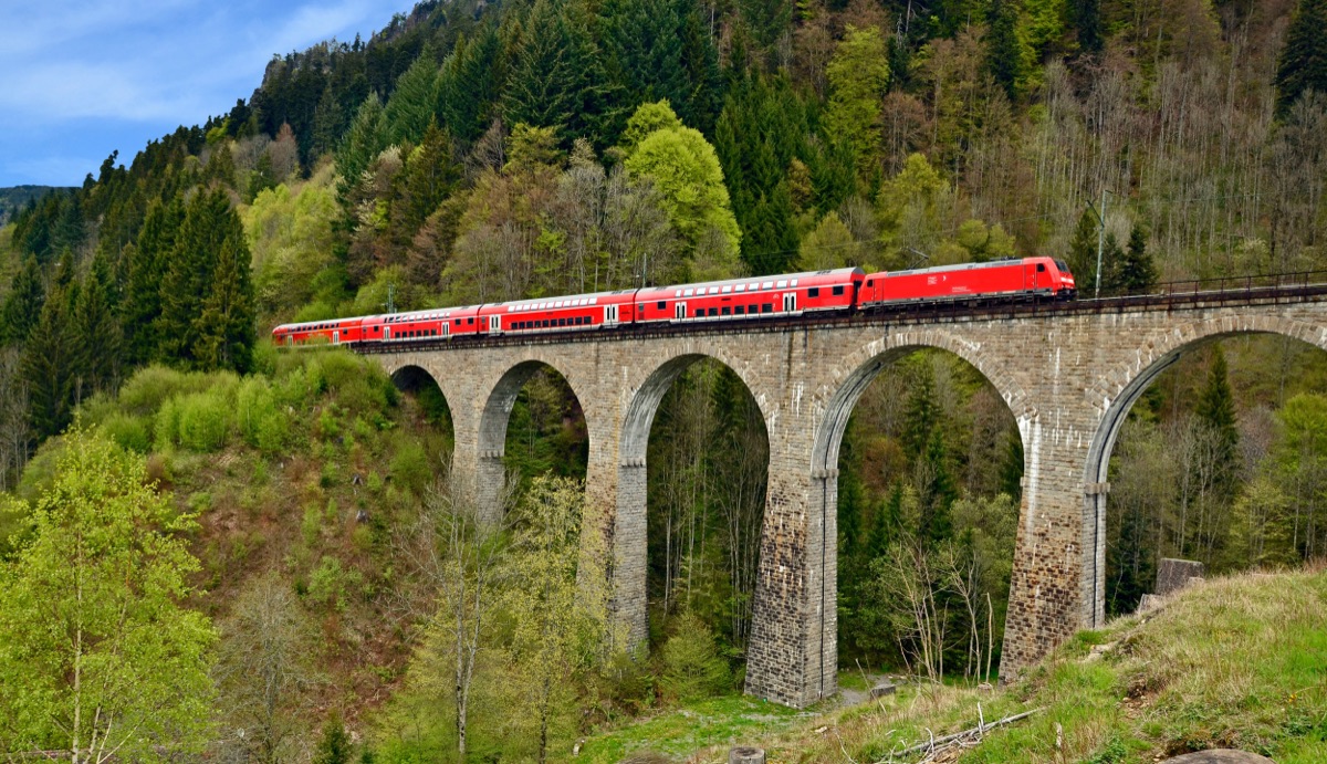 Regionalzug auf einem Viadukt der Höllentalbahn