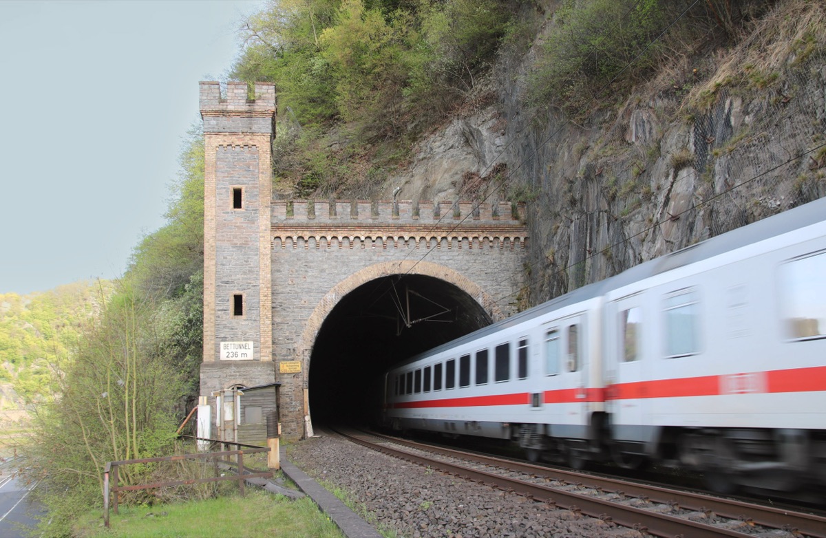 Intercity am Tunnelportal im Mittelrheintal
