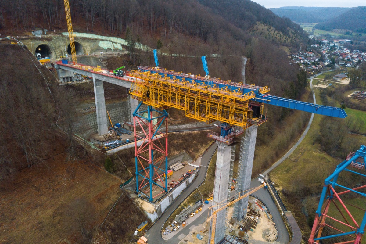 Luftbild einer Talbrücken-Baustelle mit Vorschubgerüst